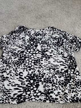 JM Collection Black and White Animal Print Short Sleeve Top